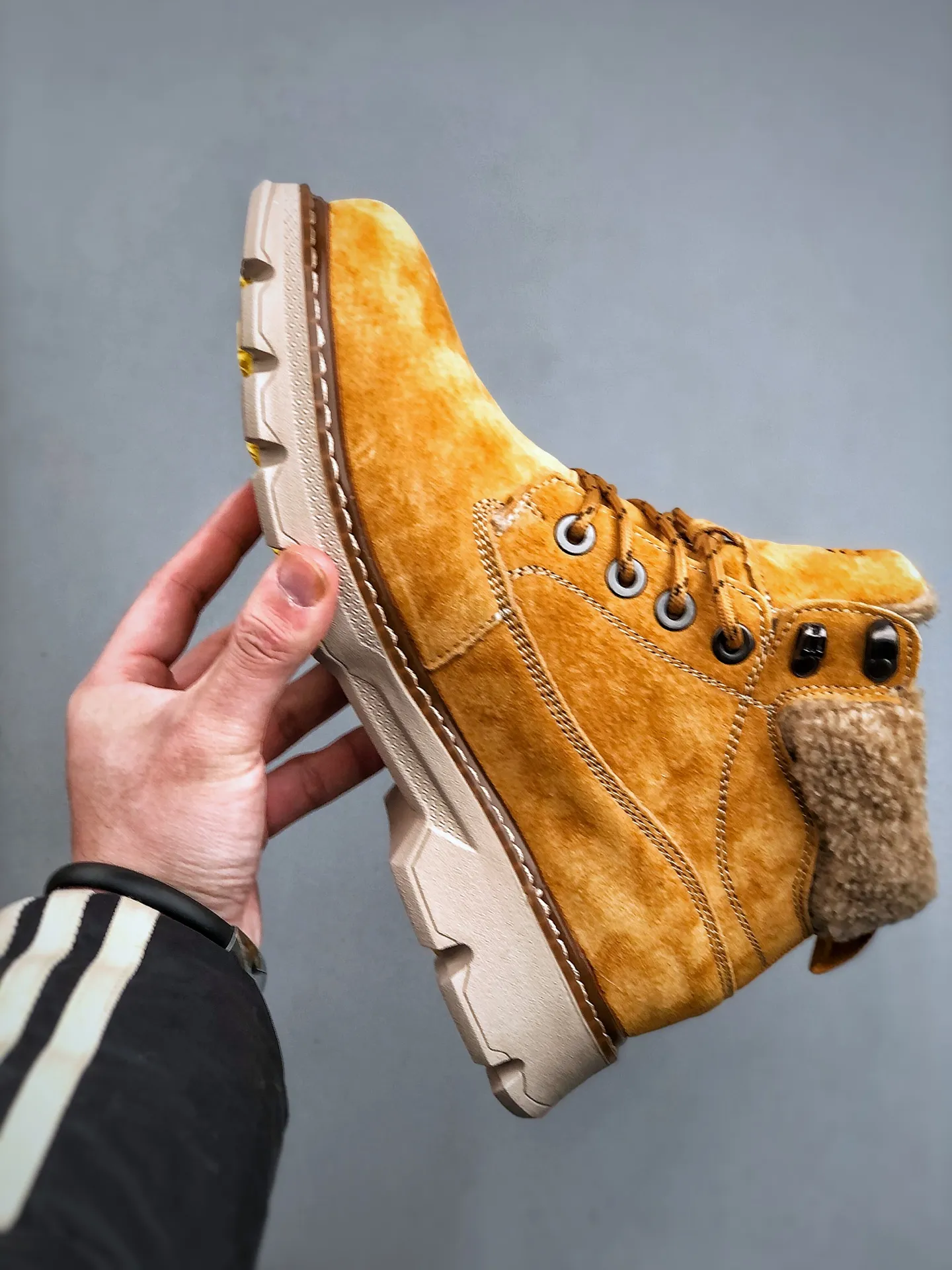 Welfare special price 💰480 UGG new autumn and winter products (lamb wool integrated lining, warm and heat-locking 🔥) must-have outdoor mid-top casual Martin boots snow boots series #Guangdong Dachang quality Autumn and winter new fashion trend matching The fabric is imported from Italy frosted cowhide. The whole shoe is made of genuine cowhide material. The outsole and hardware are all made from OEM raw materials. Good products do not kill pigs. The quality of the first order is strictly controlled and the entire set is packaged uniformly on the official website. Special products for outdoor use to protect against the cold this winter. A must-have for stylish men who can wear them casually every day‼ American affordable luxury brand [UGG] Tasman Weather Hybrid Tasman hybrid series mid-top lightweight casual Martin boots. Size: 39-44 (one size larger than sports shoes).
